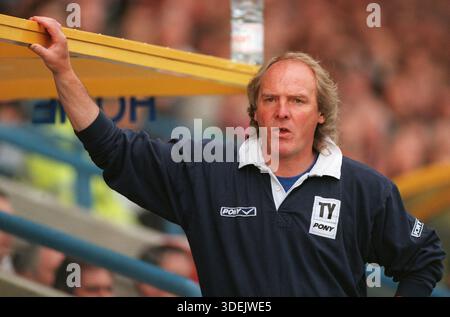 Aktenfoto vom 10/98 von Terry Yorath. Der ehemalige Mittelfeldspieler Terry Yorath aus Leeds und Wales ist im Alter von 75 Jahren gestorben, wie seine Familie in einer Erklärung sagte. Ausgabedatum: Donnerstag, 8. Januar 2026. Stockfoto