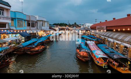 Amphawa Floating Market, Thailand 5. Dezember 2025. Erkunden Sie eine lebhafte Szene mit farbenfrohen Booten voller Waren, die auf dem Wasser gleiten. Stockfoto