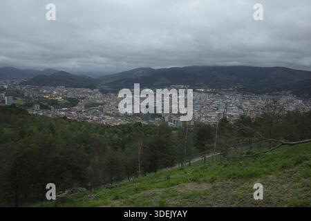 Blick auf Bilbao von einem Hügel aus Stockfoto