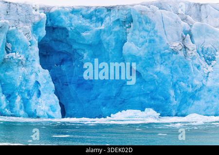 Gletscher am Meer auf der Insel Svalbard Stockfoto