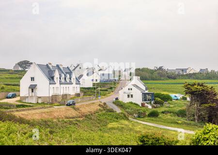 Dorf mit weißen Häusern und einem Auto auf einer Straße in einem französischen Dorf auf dem Land Stockfoto