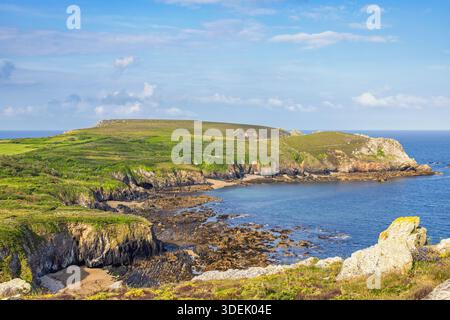 Blick auf das Meer in einer felsigen Küstenlandschaft ein sonniger Sommertag Stockfoto