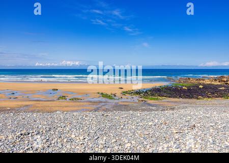 Blick auf das Meer von einer felsigen Küste mit brechenden Wellen am Ufer Stockfoto