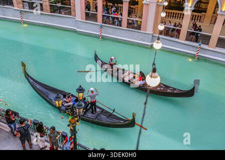 Gondelfahrt entlang des offenen Kanals in der Venice Grand Canal Mall in McKinley Hill (Megaworld Lifestyle Malls), Taguig City, Metro Manila, Philippinen Stockfoto