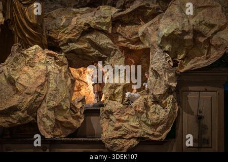 Weihnachtskrippe in der Kirche St. Katharina in Honfleur, Frankreich. Traditionelle Krippenfiguren in einer felsigen Grotte. Stockfoto