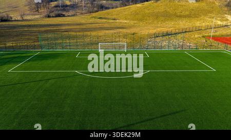 Fußballtrainingsfeld mit Kunstrasen und Tor vor naturbelassenem Hintergrund Stockfoto