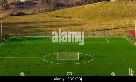 Draufsicht des Fußballtrainingsplatzes mit Kunstrasen, geeignet für Hintergründe und Layouts Stockfoto