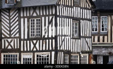 Traditionelle Fachwerkhäuser mit schwarz-weißen Holzfassaden in der historischen Stadt Honfleur in der Normandie, Frankreich. Stockfoto