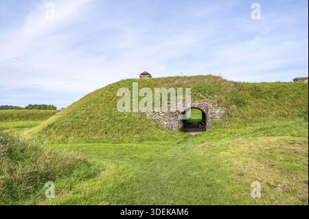 Ein steinpoterne (versteckter Durchgang) der Festung Rocroi, eingebettet in die grüne Erdmauer, zeigt das präzise Mauerwerk aus lokalem Steinbruchstein Stockfoto
