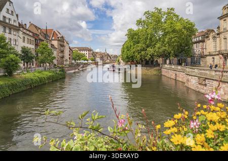 Sommerblick auf die historische Reihe von Häusern am Quai des Bateliers mit ihren Putz- und Fachwerkfassaden im typisch elsässischen Stil in Strasbou Stockfoto