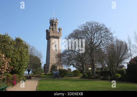 Britische Kanalinseln. Guernsey. St. Peter Port. Victoria Tower aus dem Garten mit Kanone. Stockfoto