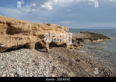 Landschaft mit erodierten Felsen am Strand im Sommer Stockfoto