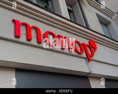Clamart, Frankreich – 31. Dezember 2025: Monop’ Ladenschild in der Stadt, das die Präsenz der Convenience-Einzelhandelsmarke der Monoprix-Gruppe in einem Su veranschaulicht Stockfoto