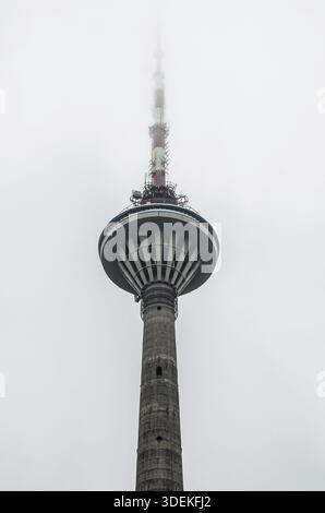 Fernsehturm von Tallinn im Nebel. Tallinn, Estland Stockfoto