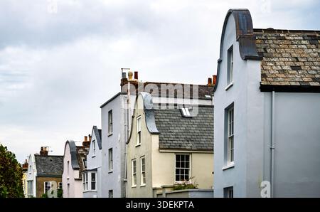 Niederländisch beeinflusste Kaufmannshäuser am Strand, Topsham. Topsham exportierte Wolle und Baumwolle in die Niederlande und importierte niederländische Ziegelsteine. Devon, Großbritannien. Stockfoto