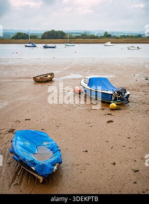 Boote, die bei Ebbe auf den Schlammflächen der Flussmündung des Flusses exe in Topsham, Devon, England, Großbritannien, geerdet sind. Stockfoto