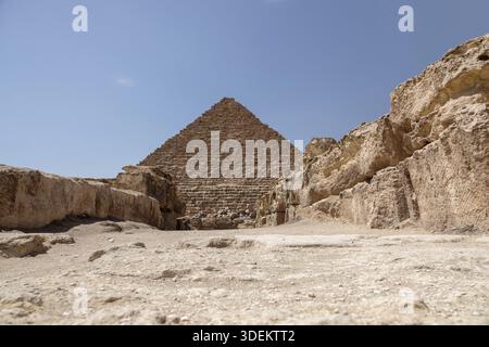 Blick vom Damm der Großen Pyramide von Khufu auf dem Gizeh-Plateau, die Großen Pyramiden von Gizeh, Kairo, Ägypten Stockfoto