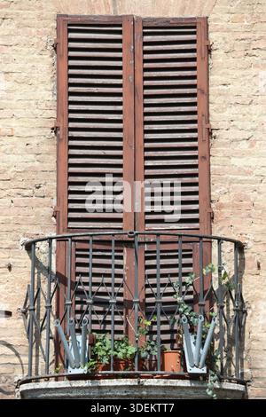 Alte Fenster mit Fensterläden an einem alten Haus in Siena, Italien Stockfoto