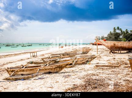 Alte Fischerboote Ruhen An Der Küste In Sansibar Stockfoto