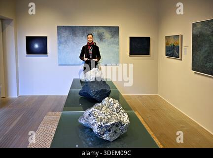 Edinburgh, Schottland, Großbritannien. November 2025. Die Scottish Gallery präsentiert die Northern Isles, eine Ausstellung, die das künstlerische Erbe und die lebendige kreative Kultur von Orkney und Shetland erforscht. Mehr als 30 Künstler versammeln und Malerei, Druckerei, Skulptur, Schmuck, Keramik, und Möbel, die von zwei der elementarsten Landschaften Schottlands inspiriert sind. Ausstellungskuratorin Christina Jansen unter den Exponaten. Eröffnung von heute bis 28. Februar. Quelle: Craig Brown/Alamy Live News Stockfoto