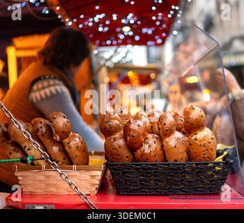 Weihnachtsmarkt mit Einem Konditorei und Menschen im unscharfen Hintergrund Stockfoto