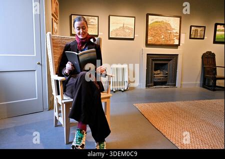 Edinburgh, Schottland, Großbritannien. November 2025. Die Scottish Gallery präsentiert die Northern Isles, eine Ausstellung, die das künstlerische Erbe und die lebendige kreative Kultur von Orkney und Shetland erforscht. Mehr als 30 Künstler versammeln und Malerei, Druckerei, Skulptur, Schmuck, Keramik, und Möbel, die von zwei der elementarsten Landschaften Schottlands inspiriert sind. Ausstellungskuratorin Christina Jansen unter den Exponaten. Eröffnung von heute bis 28. Februar. Quelle: Craig Brown/Alamy Live News Stockfoto