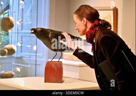 Edinburgh, Schottland, Großbritannien. November 2025. Die Scottish Gallery präsentiert die Northern Isles, eine Ausstellung, die das künstlerische Erbe und die lebendige kreative Kultur von Orkney und Shetland erforscht. Mehr als 30 Künstler versammeln und Malerei, Druckerei, Skulptur, Schmuck, Keramik, und Möbel, die von zwei der elementarsten Landschaften Schottlands inspiriert sind. Ausstellungskuratorin Christina Jansen unter den Exponaten. Eröffnung von heute bis 28. Februar. Quelle: Craig Brown/Alamy Live News Stockfoto