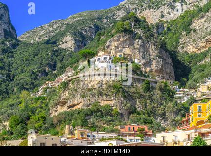 Atemberaubende Stadt Positano. Farbenfrohe Hütten säumen die Stadt mit steilen Stufen hinauf zu hohen Aussichten. Pastellhäuser säumen ein Labyrinth malerischer, hübscher Straßen. Stockfoto