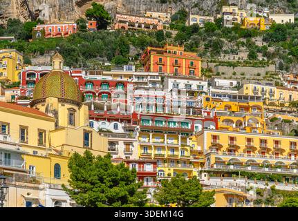 Atemberaubende Stadt Positano. Farbenfrohe Hütten säumen die Stadt mit steilen Stufen hinauf zu hohen Aussichten. Pastellhäuser säumen ein Labyrinth malerischer, hübscher Straßen. Stockfoto