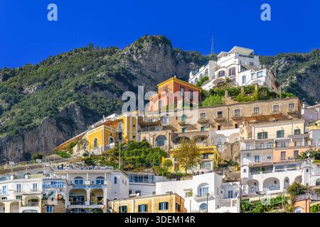Atemberaubende Stadt Positano. Farbenfrohe Hütten säumen die Stadt mit steilen Stufen hinauf zu hohen Aussichten. Pastellhäuser säumen ein Labyrinth malerischer, hübscher Straßen. Stockfoto