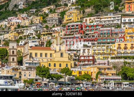Atemberaubende Stadt Positano. Farbenfrohe Hütten säumen die Stadt mit steilen Stufen hinauf zu hohen Aussichten. Pastellhäuser säumen ein Labyrinth malerischer, hübscher Straßen. Stockfoto
