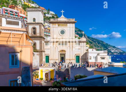 Atemberaubende Chiesa di Santa Maria Assunta (Kirche Santa Maria Assunta) im Zentrum des wunderschönen Positano. Mit hohen Stufen war es früher ein Kloster Stockfoto