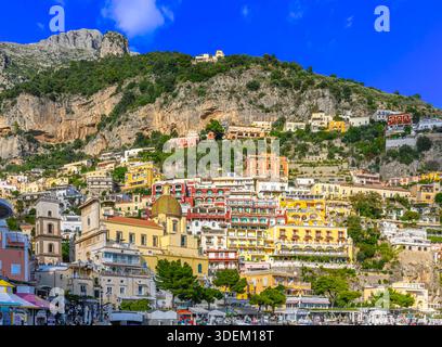 Atemberaubende Stadt Positano. Farbenfrohe Hütten säumen die Stadt mit steilen Stufen hinauf zu hohen Aussichten. Pastellhäuser säumen ein Labyrinth malerischer, hübscher Straßen. Stockfoto