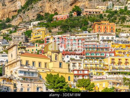 Atemberaubende Stadt Positano. Farbenfrohe Hütten säumen die Stadt mit steilen Stufen hinauf zu hohen Aussichten. Pastellhäuser säumen ein Labyrinth malerischer, hübscher Straßen. Stockfoto