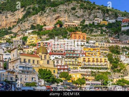 Atemberaubende Stadt Positano. Farbenfrohe Hütten säumen die Stadt mit steilen Stufen hinauf zu hohen Aussichten. Pastellhäuser säumen ein Labyrinth malerischer, hübscher Straßen. Stockfoto