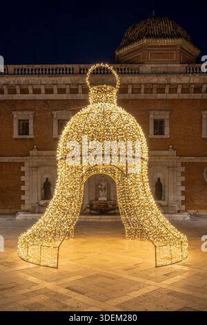 Nächtlicher Blick auf die Plaza del Colegio del Patriarca, geschmückt mit einer riesigen Weihnachtsglocke, Valencia, Valencianische Gemeinde, Spanien Stockfoto