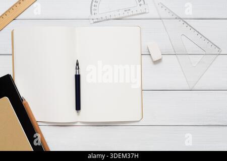 Schreibwaren – Draufsicht auf weißen Arbeitsplatz Stockfoto