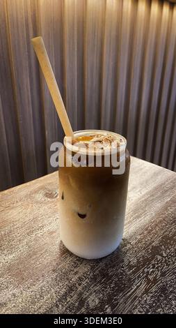 Eiskaffee im Glas auf Holztisch im Café Stockfoto
