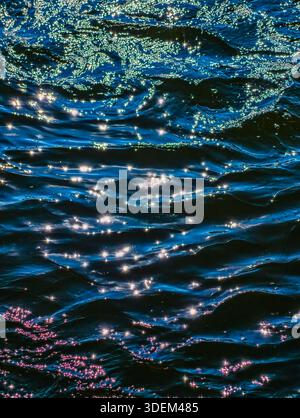 Sparkling Wasser Oberfläche Bokeh Licht Reflektionen Blaues Ozean Meer abstrakter Hintergrund Glitter Schimmer Natur magische Sonnenlicht Muster Tapeten Ästhetik Stockfoto