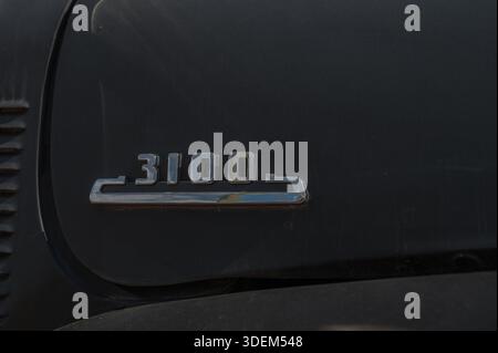 Charlotte, MI - 26. April 2025: Nahaufnahme des 1953 Chevrolet 3100 Truck Emblems mit Copy-Space Stockfoto