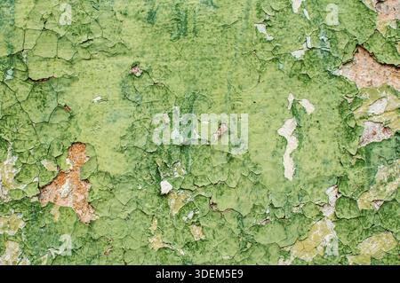 Alten grunge verwitterte Farbe blättert von den Wänden gerissen Verputzte Wand closeup als Kunst Hintergrund Stockfoto