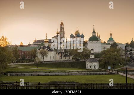 Panoramablick auf die Trinity-Sergius Lawra bei Sonnenuntergang. Sergiev Posad, Moskauer Gebiet, Russland Stockfoto