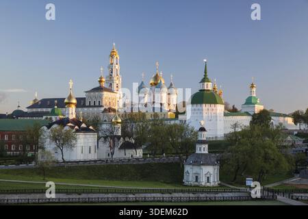 Panoramablick auf die Trinity-Sergius Lavra in der Früh in der Morgendämmerung. Sergiev Posad, Moskauer Gebiet, Russland Stockfoto