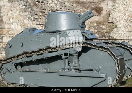 Dunkelgrauer französischer Renault FT 17 revolutionärer leichter Tank an sonnigen Tagen Stockfoto