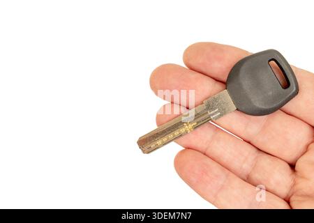 Metalltürschlüssel in der Hand eines Mannes. Verkauf und Vermietung von Immobilien. Stockfoto