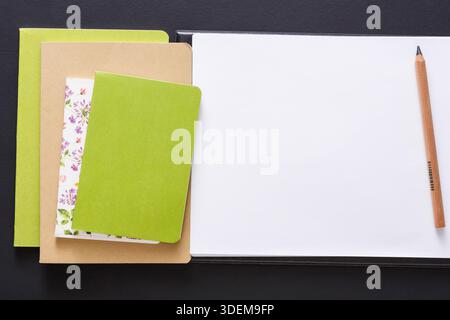 Modell mit verschiedenen bunten Notizbüchern Stockfoto