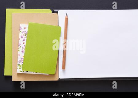 Modell mit verschiedenen bunten Notizbüchern Stockfoto