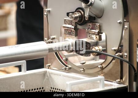 Professionelle Maschine zum Mahlen von Kaffeebohnen im Nahbereich Stockfoto