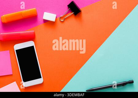 Kreatives minimales Design – flacher Arbeitsbereich Stockfoto