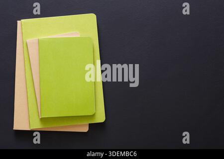 Modell mit verschiedenen bunten Notizbüchern Stockfoto